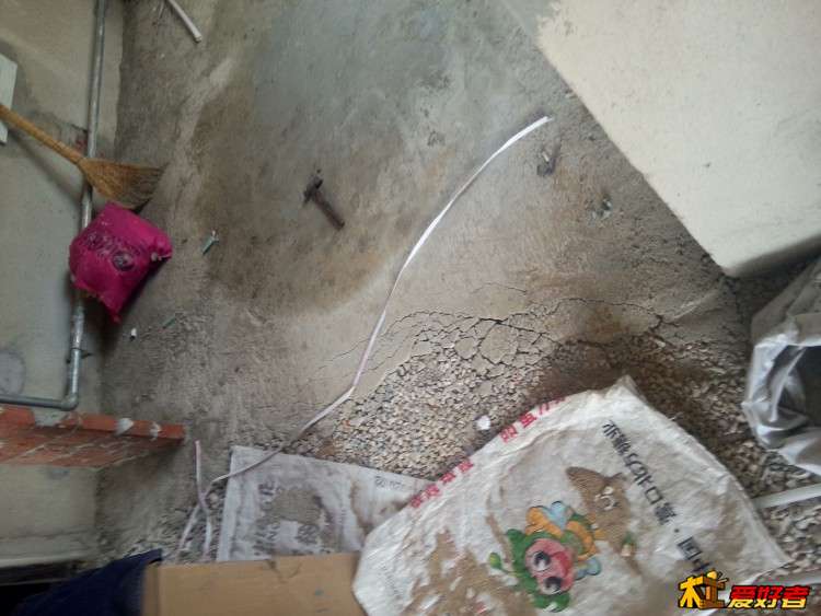 厨房地面刚铺完没干透就来回走人，都把边踩坏了！