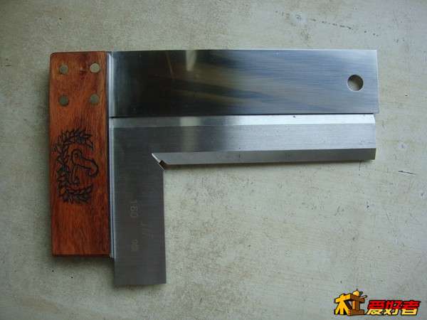 用刀口直尺校准着做的。