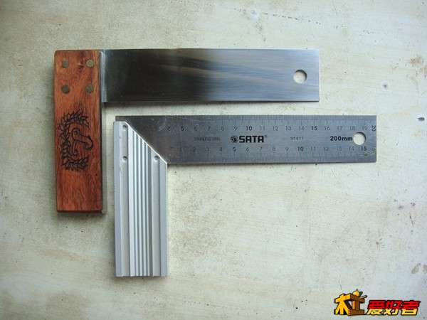 原来那把买来的角尺要退休了。