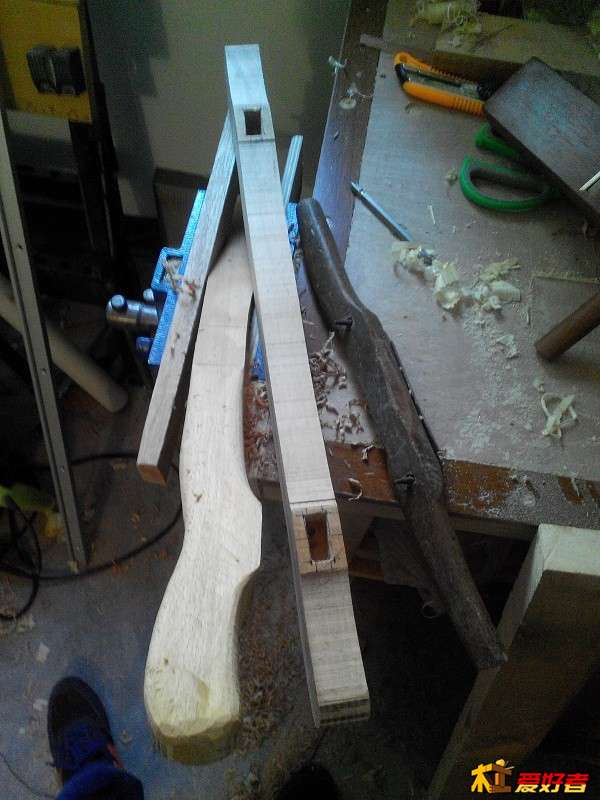 开榫眼后用鸟刨整形