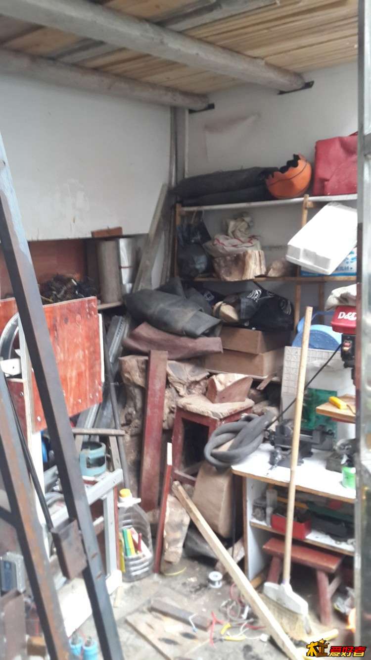 杂乱的工作间.jpg