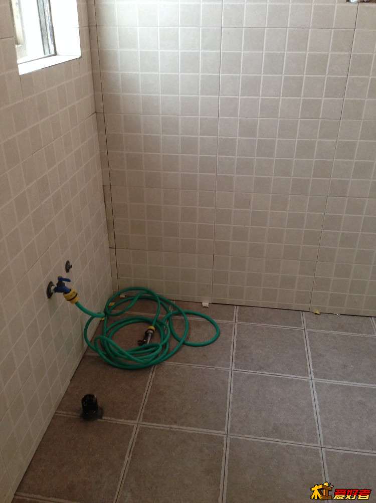卫生间墙砖完工