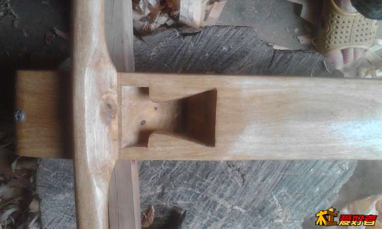 装上整体燕尾榫把手后，我们这里的刨子都这样的把手，也不知叫犄角还是什么