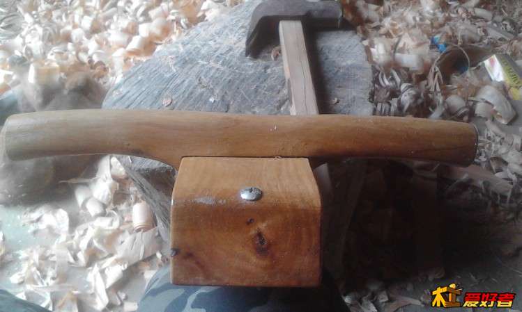 尾部上敲击螺母，耐敲击，这个是木友论坛学来的，我老爸的刨子我看见后面都卷起了，还是这个耐用。