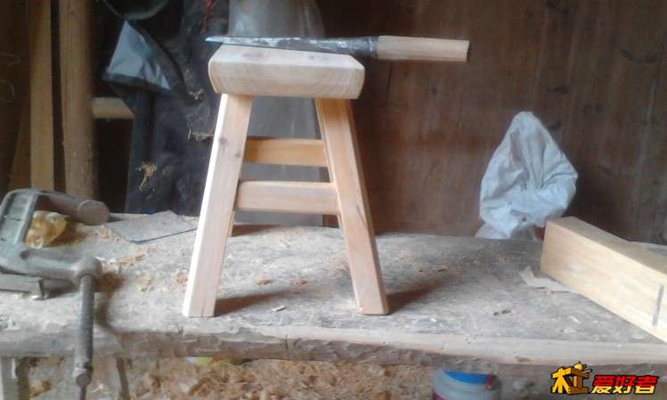 四脚八叉凳子，起码8年左右没做这活了，做的不好，多多指教，侧面