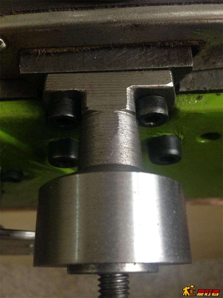 小手轮支撑座车了个轴承座，在保证转动顺畅的同时又起到了限位作用；