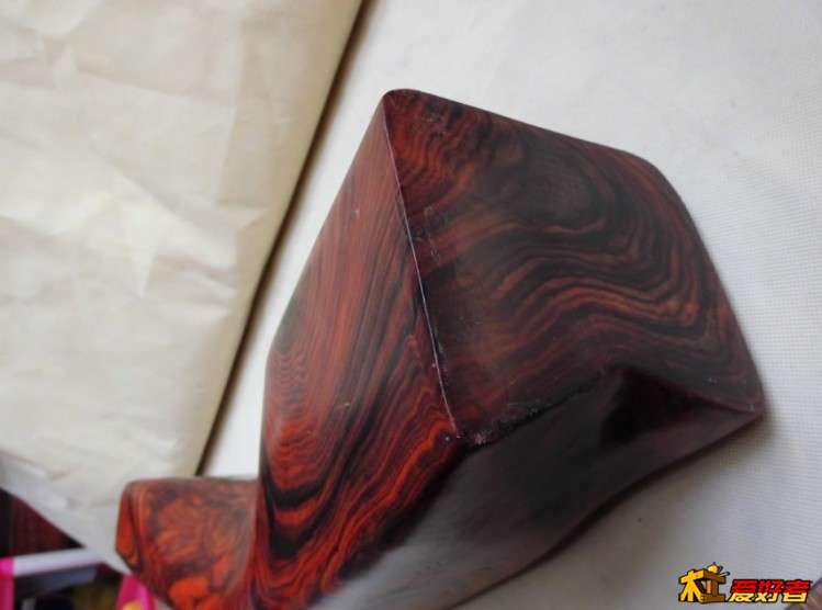 看底部木纹有些石化的感觉。