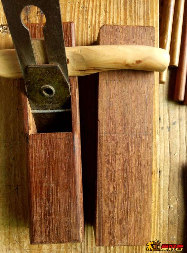 刨方正，选取好的一面做底面