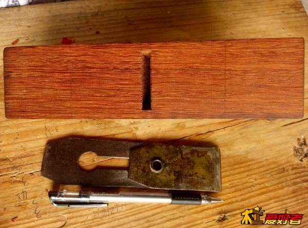 用4mm钻头钻底口，深度大约10mm