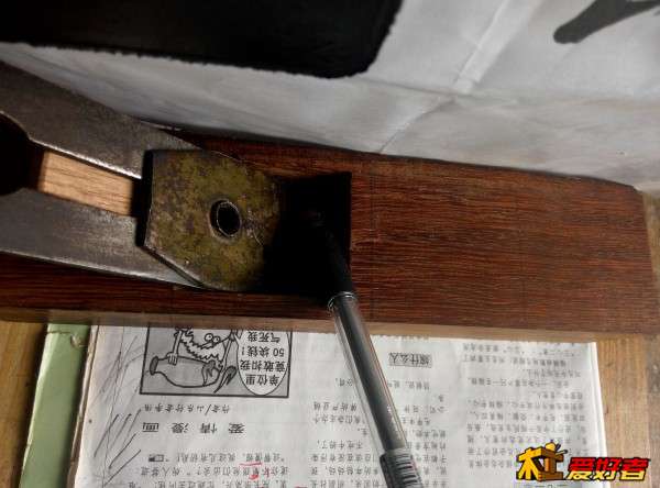安放正刨铁+掩铁(记得加上木垫厚度，宁薄勿厚),记下掩铁面与内立面相交线，过线到外面，再在刨身外两侧面距 ...