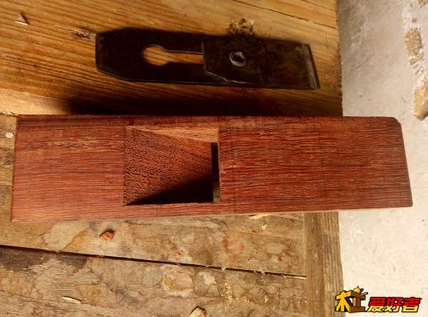 用6mm钻头钻上口，注意深度，大约离斜面5~6mm即可，修正至所需位置（斜面）