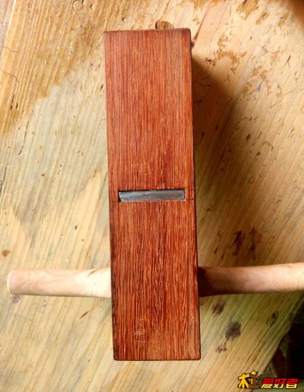 装上刨手柄（选干燥上一年以上的通直油茶树枝，刨至27*27*250mm挖成所需形状，抛光）