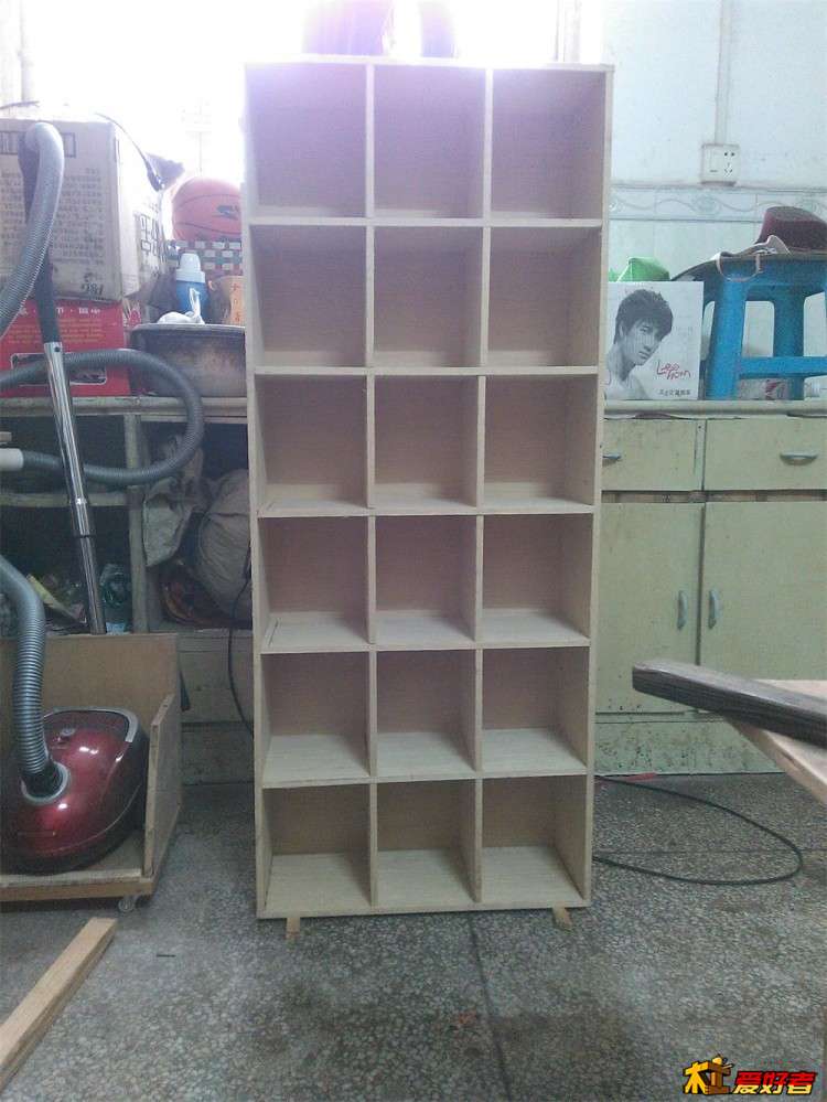 制作方法，就是横竖各开一半，插入，装上后背板，结实无比！