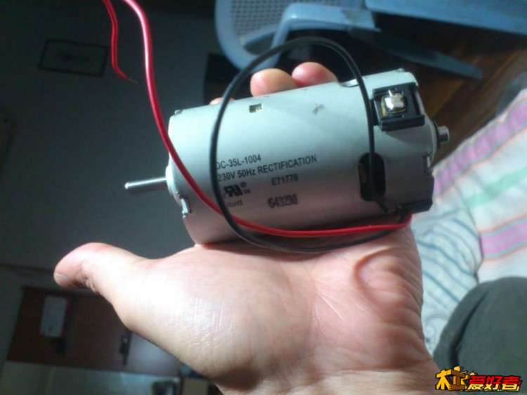 请哪位帮忙看一下这是什么牌子的电机？