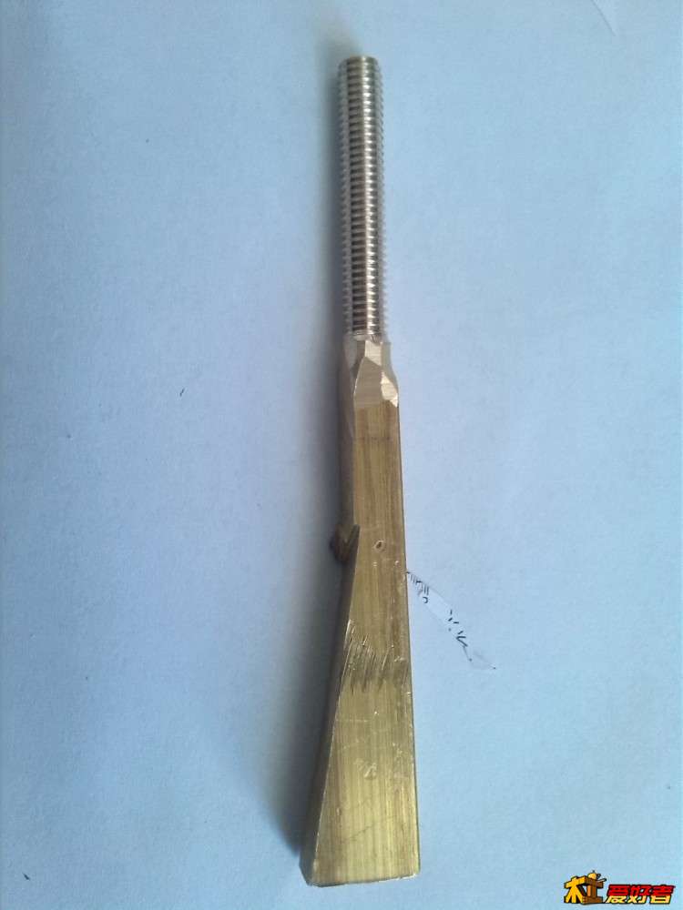 利用做刨刀割下的下脚料套丝做顶丝