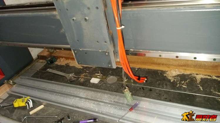 拆掉主轴的Z轴，下面是一块挂板，改多头的重要部件