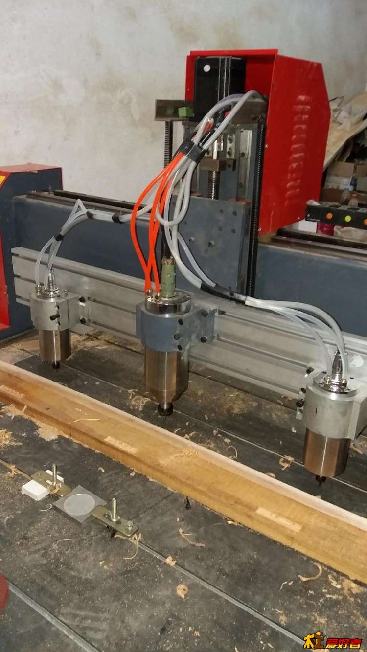 调整Z垂直度，下面是一块铣平的厚木板，以这块木板位基准调整垂直