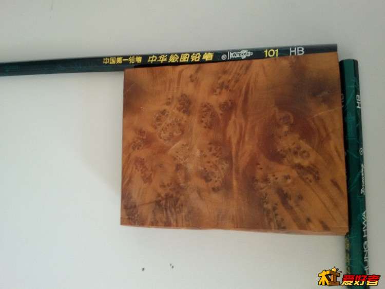 没有准备尺子，用了两支铅笔来显示尺寸。这是一面