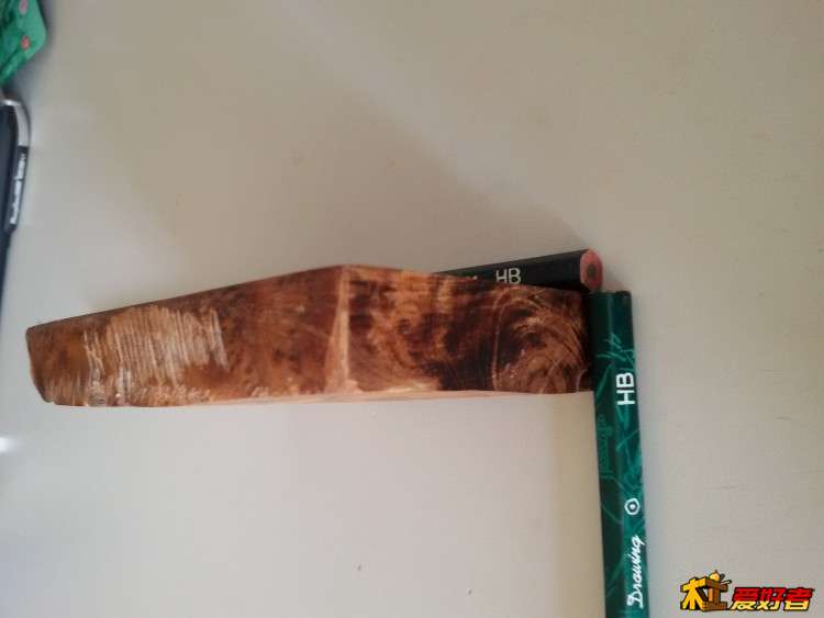 这是一个立面，可以说四个立面都不平整。