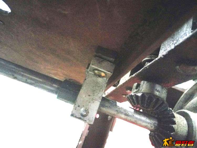 外部燕尾槽拖板下部伞型齿轮安装.jpg