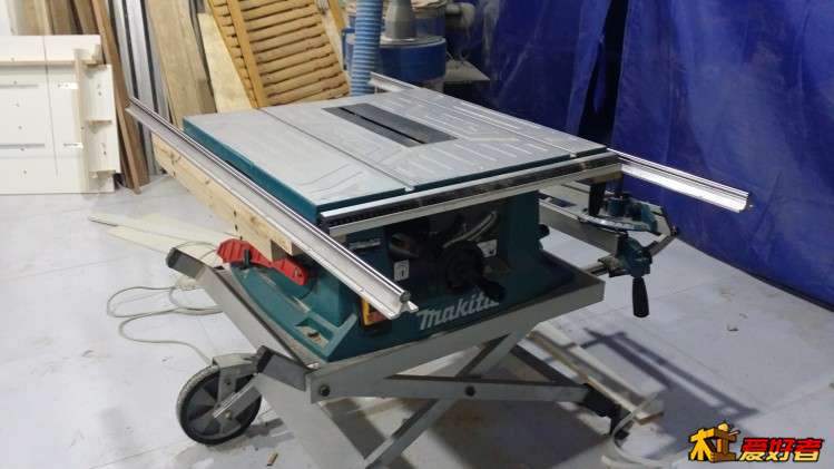 两边加装的两根1.2米光轨。