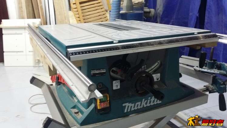 两边加装的两根1.2米光轨。