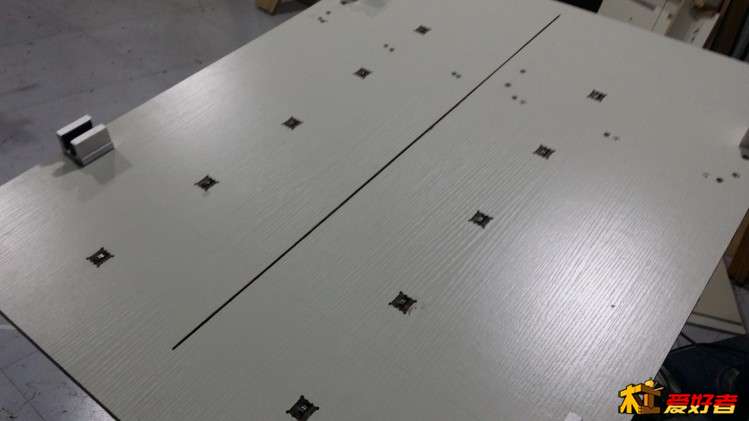 为了降低和台锯台面的擵擦，提高运行的顺畅，在台面下方加装微型轴承。