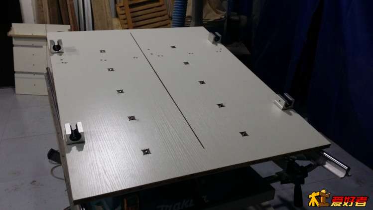 为了降低和台锯台面的擵擦，提高运行的顺畅，在台面下方加装微型轴承。