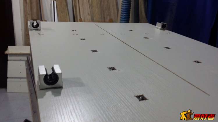 四个光轨滑块。