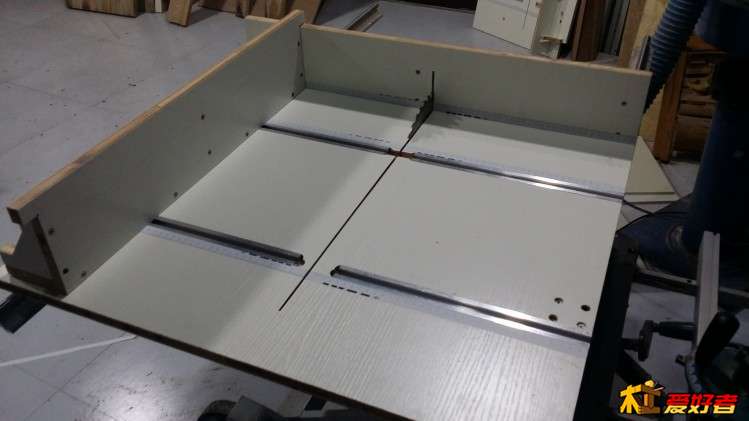 安装上光轨后的状态。