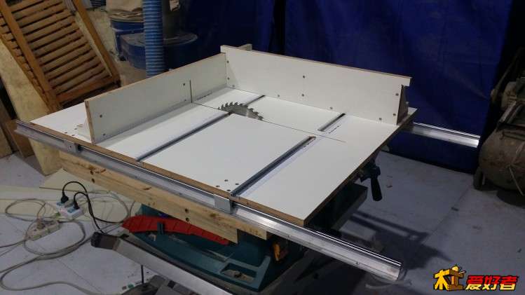 加装了可调距离的移动式靠山。