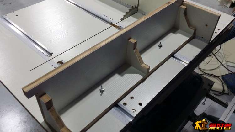 移动靠山的锁紧。