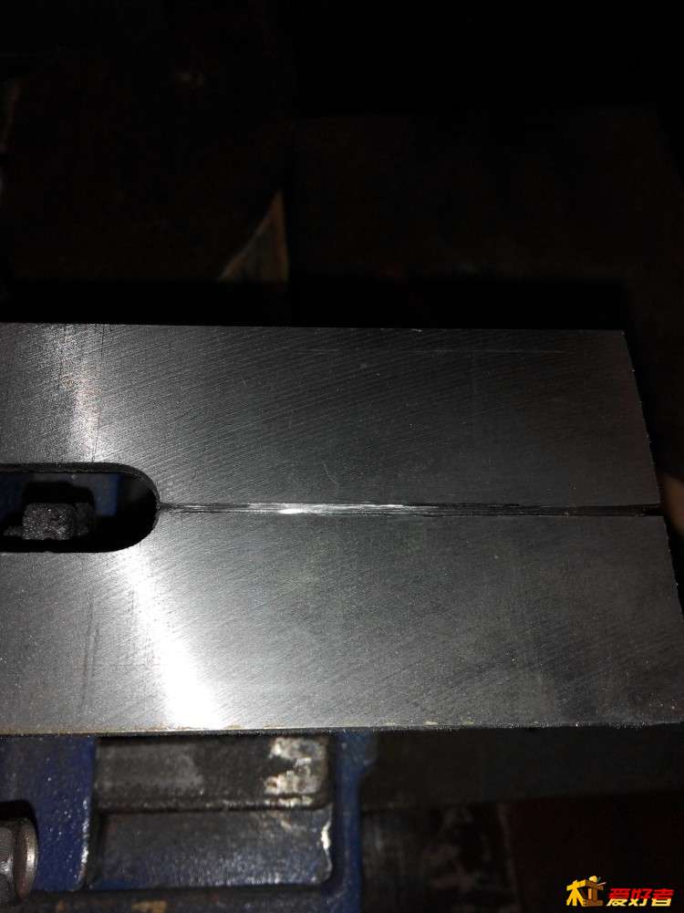 用电摩的小切割片再贴钢面开槽，槽深约1mm，软钢部分留给钢锯吧。