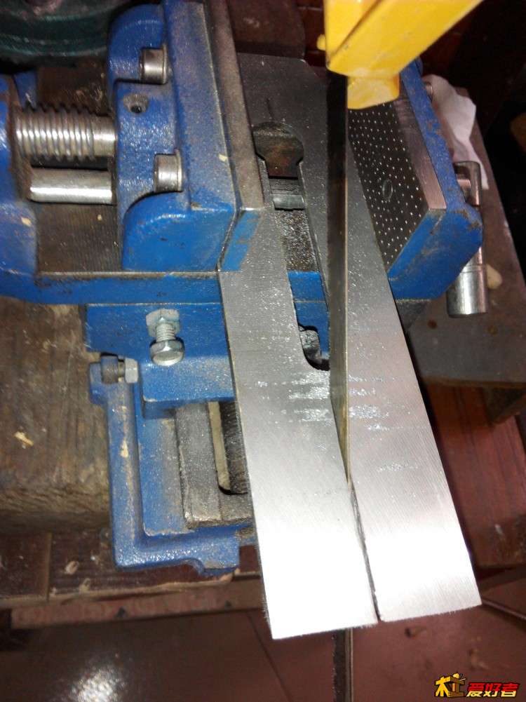 小切割片把刨刀贴钢层切断后就可以用钢锯切断软钢层了。