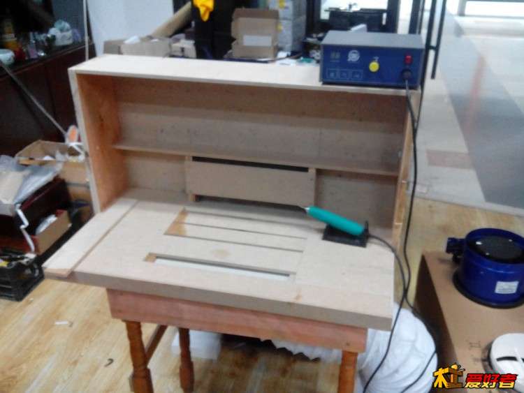 工作台主体，双层，上层活动隔板，调节风量。