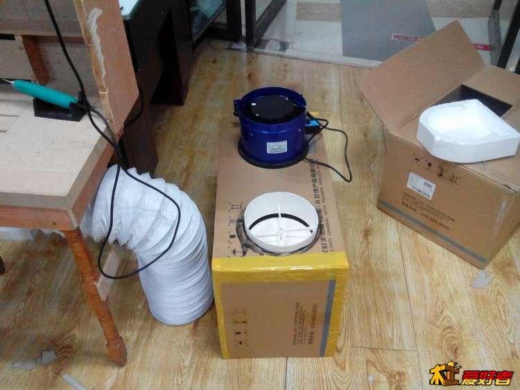 集尘箱，里面是一个大的空滤，重卡用的那种，配了一个调速管道风机