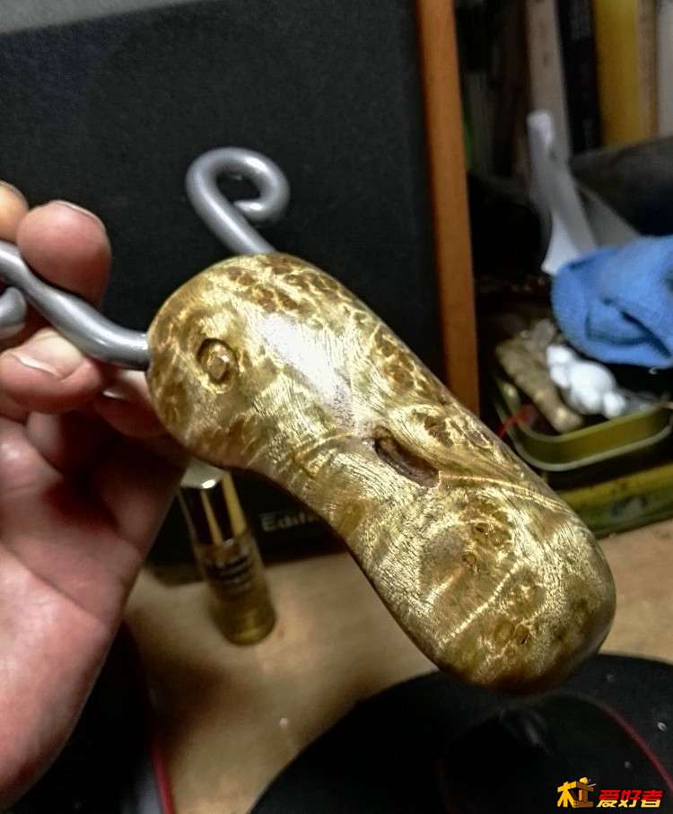 右鼻孔本来是树瘤疤，只好左边刻个对称的，加二只眼睛就成鸭头了。