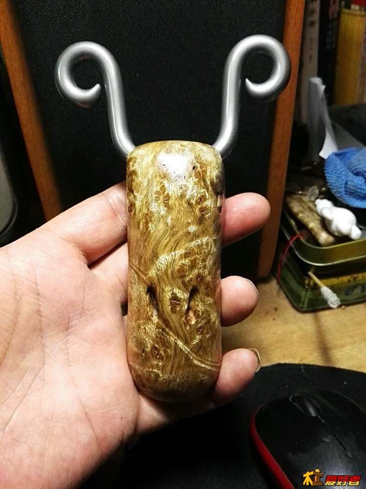 一个黄金樟边角料，没多大用，就做个弹弓算了。