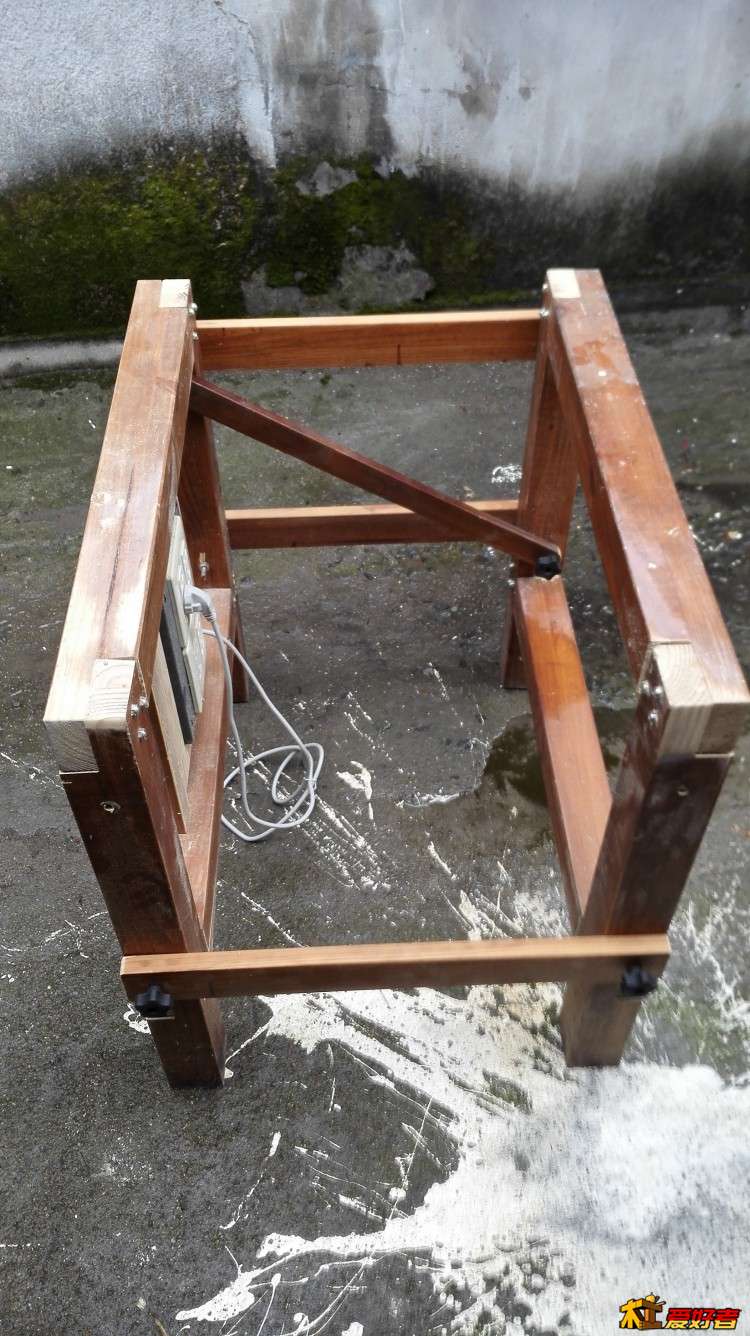 底座安装完成 