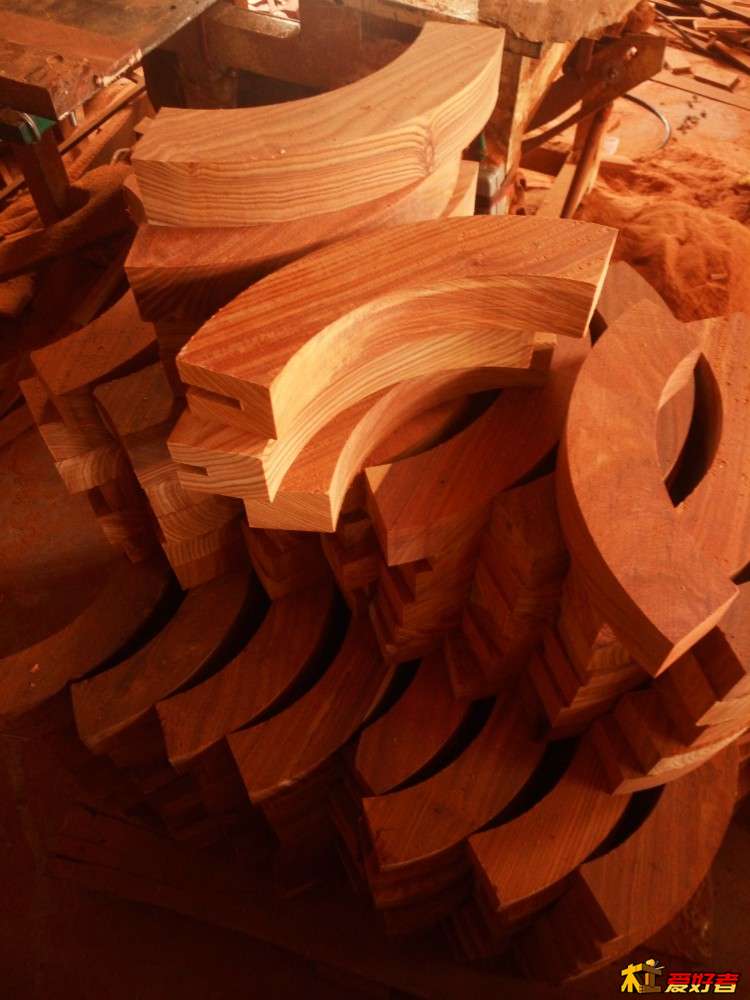 靠背组合圆由4条相同弧度长度的弯组成