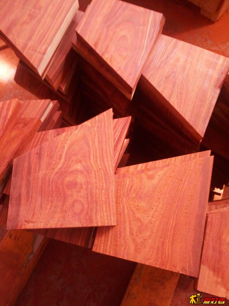 条案群板待雕刻