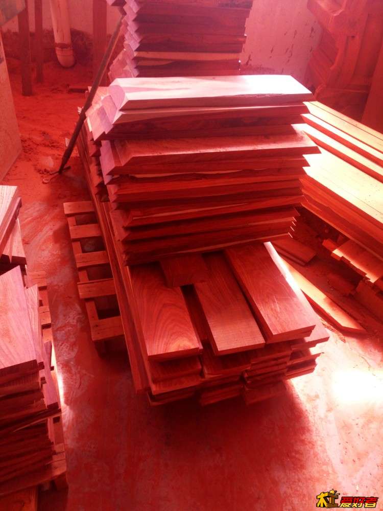 条案群板待雕刻