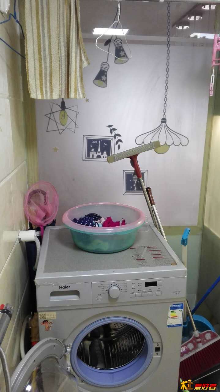 一楼洗手间洗衣机上面是临时晾衣杆