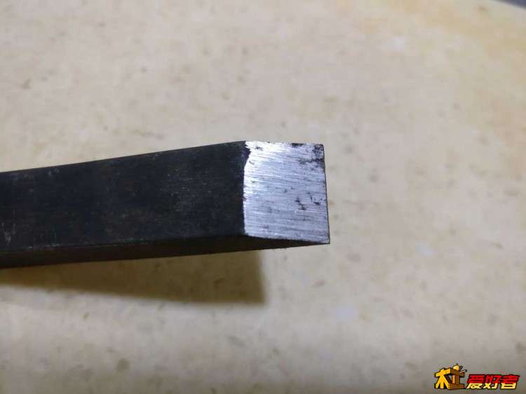 未经过打磨的出厂刃