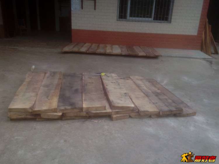 清早7点钟赶到锯木厂时已经裁好的板材。