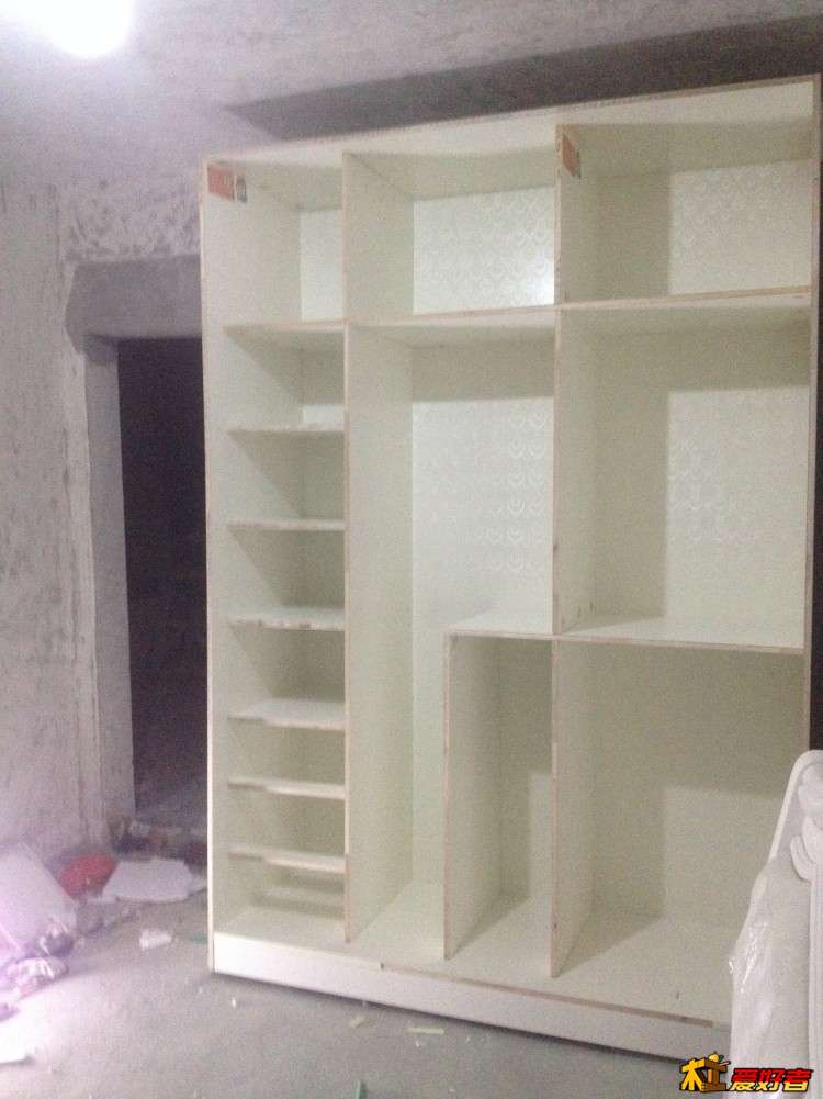 就这个 次卧衣柜，立到一半倒了，