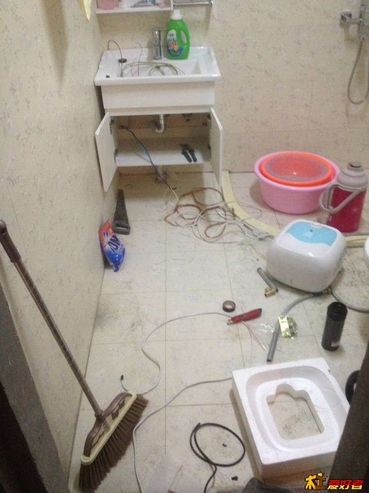 先装个小厨宝，卫生间里厨房7M平常不用热水器