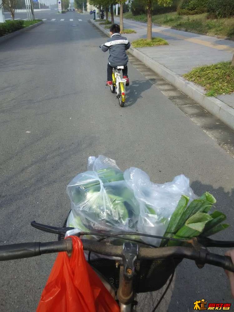 菜场买菜，小兵过来就是骗吃骗喝的