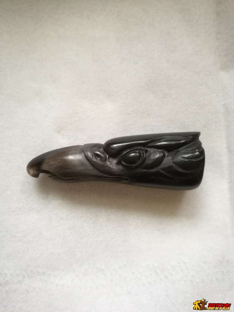 用羊角雕刻的鹰头
