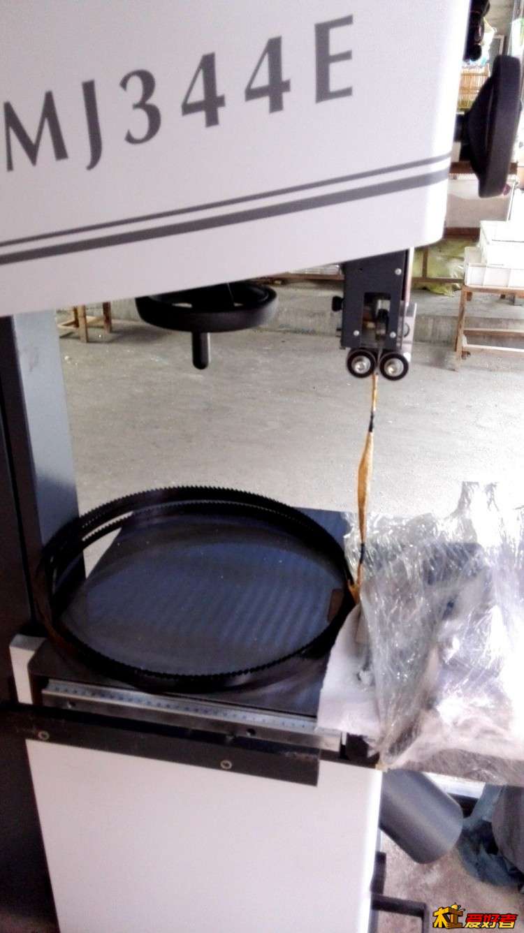 卖家送的两根锯条捆在操作台上面。